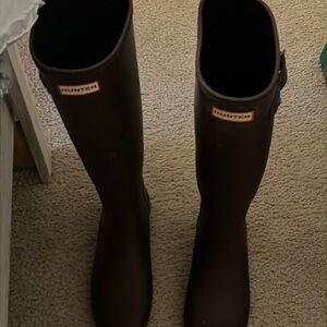 dark purple size 8 hunter boots selling for $8